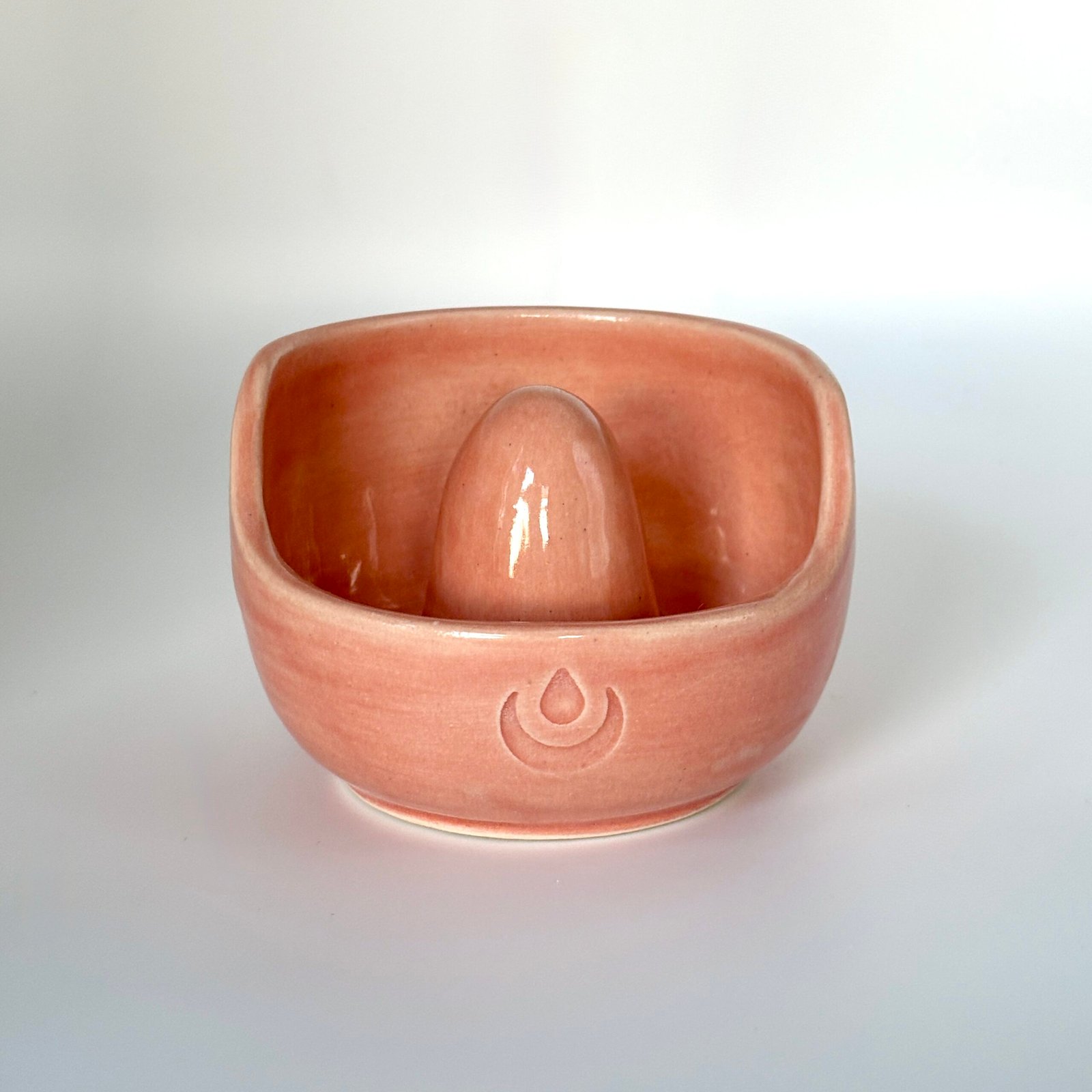 Luxa Style Moona Stone cup and disc holder in the color Rose