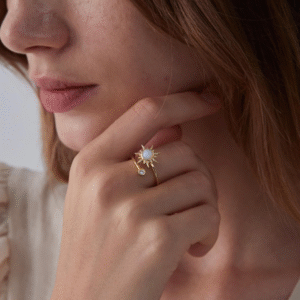 Woman wearing the Moona Relax Ring Gold Sun