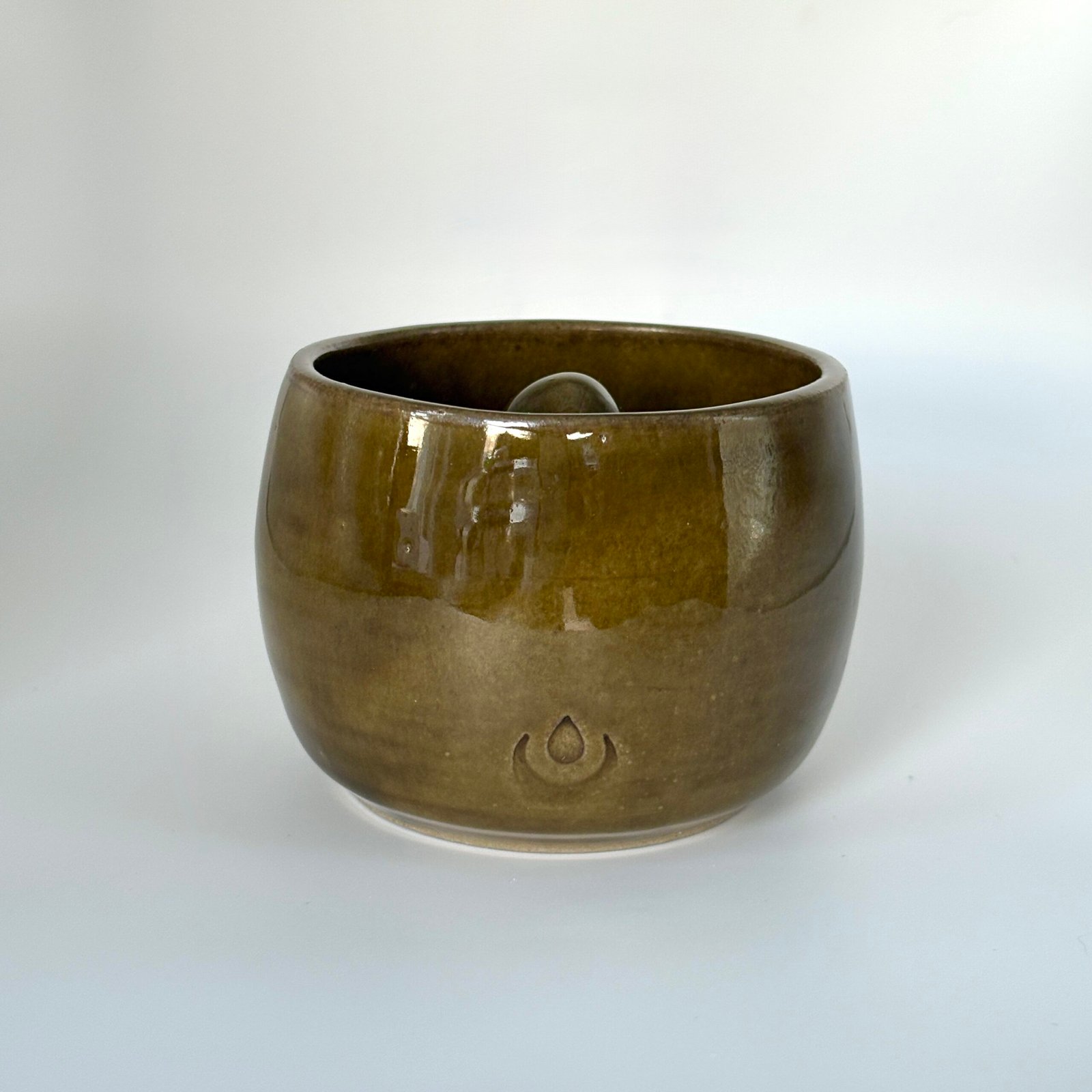 Vera Style Moona Stone cup and disc holder in the color Deep Olive Green
